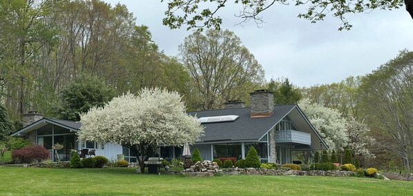 Beautiful flowering apple trees framing the Manor

family gatherings, 4,400 sqft