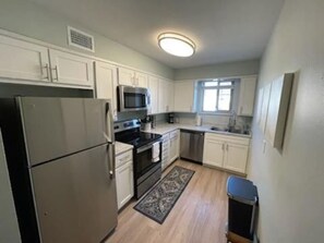 This kitchen has all you need to prepare a delicious meal.