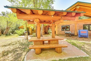 Wraparound Patio | Picnic Table | Gas Grill | Charcoal Grill