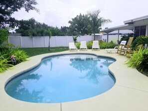 SALTWATER PRIVATE POOL WITH SUNSHELF. HEATED TO 85 DEGREES