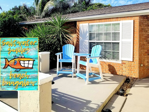 SALTWATER SMILES- 5 MI TO ANNA MARIA ISLAND QUIET NEIGHBORHOOD FENCED BACK YARD