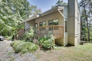 2-Story Townhome | Self Check-In | 1 Mi to Lake Laura Beach