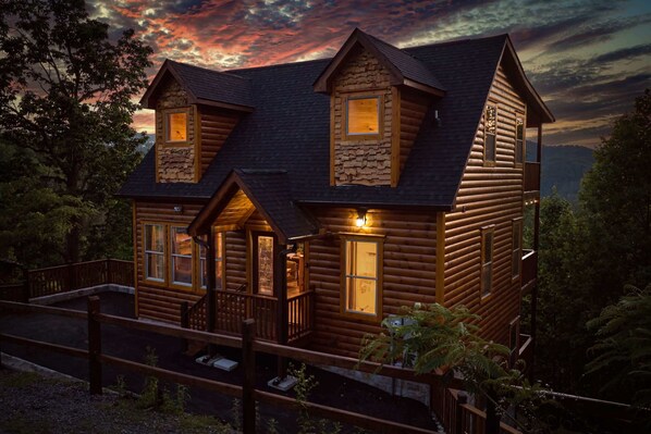 Escape to this stunning Gatlinburg cabin, nestled in the heart of the Smoky Mountains. Enjoy breathtaking views, cozy interiors, and a peaceful retreat just minutes from downtown, hiking trails, and top attractions. A perfect mountain getaway!