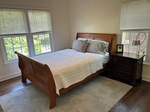 2nd front bedroom with queen bed