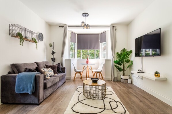 Spacious lounge / dining area