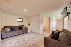 Living Room | Flat-Screen TV | Free WiFi | Central Air Conditioning/Heat