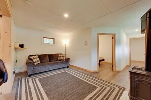 Living Room | Queen Sleeper Sofa | Free WiFi | Gas Fireplace | Smart TV