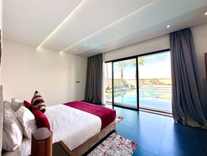Chambre 2 : spacieuse et lumineuse avec accès direct à la piscine.
