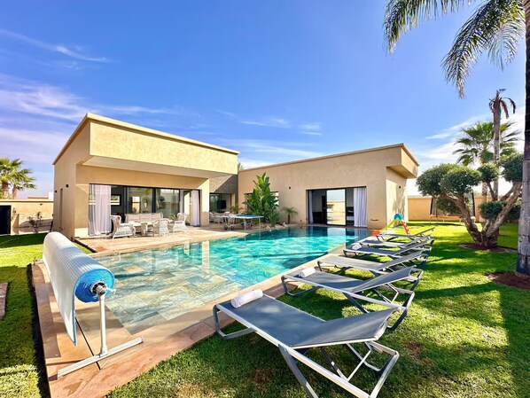Villa Bahia : piscine privée et jardin luxuriant pour un séjour d’exception.