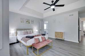 This bedroom, offers a queen-sized bed with luxurious linens.