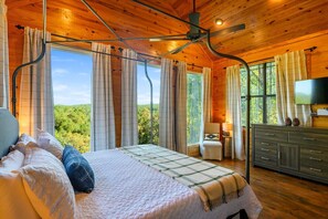 King bed, long-range mountain views. 40" Smart TV BYO login