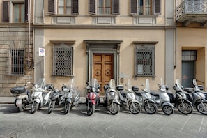 Vista frontal de la propiedad