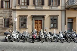 Vista frontal de la propiedad