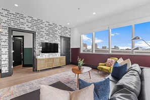 Relax in the living area with a smart TV, stylish seating, and a sleeper sofa for extra guests. Perfect for families or group stays in New Orleans, this inviting space is ideal for movie nights or recharging after a day in the city.