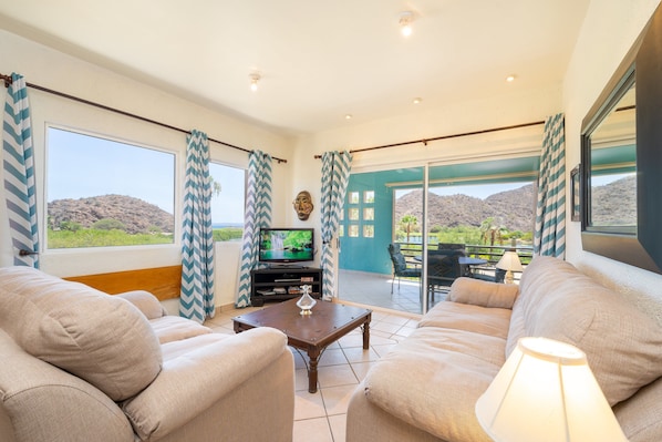 Living room / AC / Ceiling Fan / Wi - Fi / Smart TV / Mountain & Ocean View