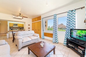 Living room / AC / Ceiling Fan / Wi - Fi / Smart TV / Mountain & Ocean View