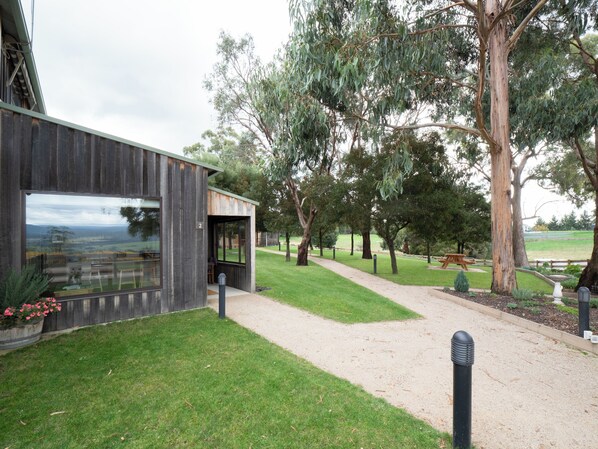 'The Magpie' - Two-bedroom farm-stay cottage at Bundaleera Vineyard