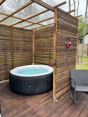 Outdoor spa tub