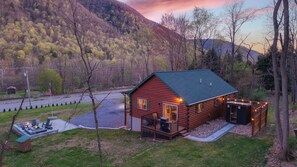 Nestled along the base of the ridge, Timberline Overlook is cozy cabin with stunning fire pit patio, a sauna, game room, and more!