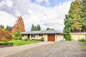 House Exterior | Parking | Garage (1 Vehicle) | Driveway (2 Vehicles)