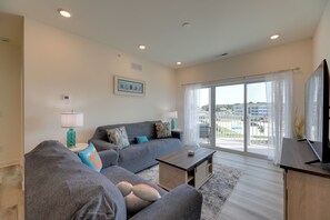 Living Room | Queen Sleeper Sofa | Futon | Smart TV | Free WiFi | Board Games
