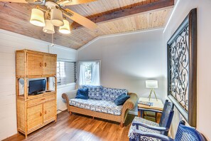 Living Room | Electric Heating | Wall A/C Unit | Smart TV w/ Basic Netflix