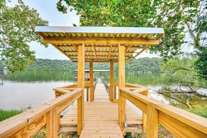 Serenity Lakefront Cottages | Shared Amenities | Boat Dock | Walking Distance