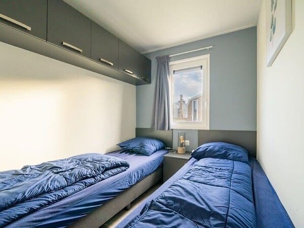 Bygning, Møbel, Komfort, Hus, Textile, Bed Frame, Træ, Seng, Vindue, Gulvbelægning