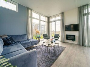 Himmel, Gebäude, Pflanze, Fahrzeug, Fenster, Auto, Elektrizität, Steigung