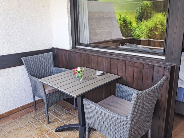 Table, Meubles, Plante, Propriété, Bâtiment, Chaise, Fenêtre, Fleur, Bois, Rectangle