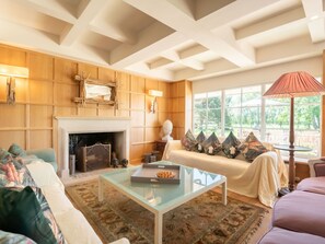 Tabelle, Möbel, Eigentum, Couch, Komfort, Beleuchtung, Wohnzimmer, Interior Design, Holz, Studio Couch