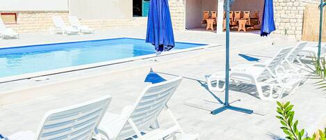 Gartenmöbel, Verbundwerkstoff, Schwimmbad, Freizeit, Resort, Stuhl, Schatten, Hotel, Sonnenliege, Eco Hotel