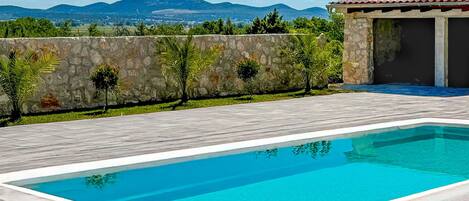 Blau, Schwimmbad, Verbundwerkstoff, Resort, Gartenmöbel, Freizeit, Fliese, Eco Hotel, Water Feature, Schatten