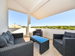 Möbel, Eigentum, Himmel, Couch, Schatten, Pflanze, Komfort, Gartenmöbel, Wohnzimmer, Interior Design