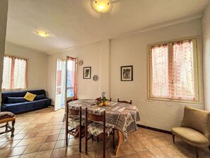 Möbel, Tabelle, Eigentum, Fenster, Interior Design, Holz, Stuhl, Couch, Fussboden, Wohnzimmer