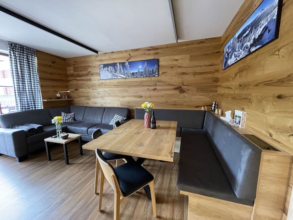 Tabelle, Möbel, Holz, Gebäude, Interior Design, Fussboden, Haus, Flooring, Halle, Holzbeize