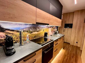 Countertop, Cabinetry, Möbel, Küche, Gebäude, Schublade, Holz, Küchengerät, Interior Design, Haushaltsgerät