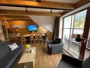 Eigentum, Möbel, Holz, Couch, Tabelle, Interior Design, Wohnzimmer, Flooring, Fussboden, Hartholz