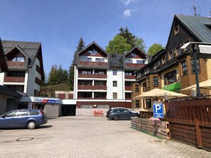 Auto, Rad, Himmel, Gebäude, Fenster, Wolke, Fahrzeug, Baum, Haus