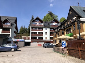 Auto, Rad, Himmel, Gebäude, Fenster, Wolke, Fahrzeug, Baum, Haus