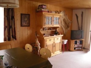 Cabinetry, Furniture, Table, Drawer, Wood, Chest Of Drawers, Interior Design, Building, Window, Floor