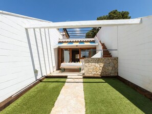 Sky, Plant, Architecture, Building, Wood, Shade, Grass, Flooring, Residential Area, Urban Design