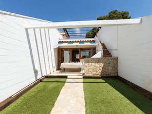 Sky, Plant, Architecture, Building, Wood, Shade, Grass, Flooring, Residential Area, Urban Design
