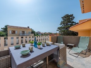 Sky, Table, Furniture, Tableware, Building, Outdoor Furniture, Interior Design, Flowerpot, Chair, Tree