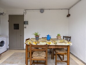 Table, Furniture, Laundry Room, Property, Building, Cabinetry, Washing Machine, Wood, Houseplant, Clothes Dryer