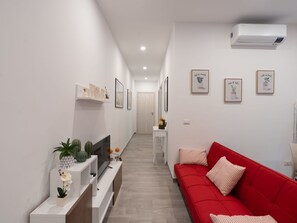 Property, Furniture, Plant, Building, Flowerpot, Couch, Houseplant, Comfort, Interior Design, Picture Frame