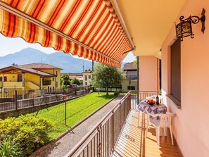 Pflanze, Gebäude, Holz, Himmel, Schatten, Veranda, Zimmerpflanze, Baum, Freizeit, Grundeigentum