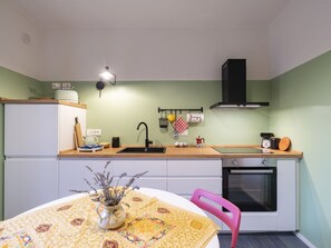 Cabinetry, Countertop, Möbel, Tabelle, Küche, Holz, Sinken, Küchengerät, Haushaltsgerät, Herd