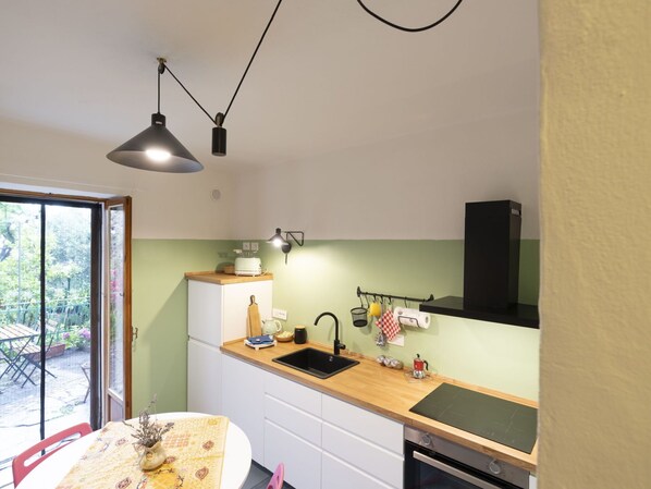 Cabinetry, Eigentum, Countertop, Holz, Interior Design, Beleuchtung, Schublade, Sinken, Fussboden, Flooring