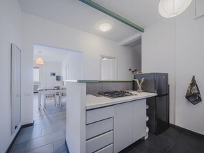 Cabinetry, Property, Countertop, Building, Interior Design, Kitchen, Floor, Kitchen Stove, Wood